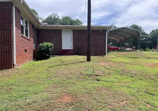 Photo 3 of Sale Pending at 213 Hillcrest Cir, Anderson, SC 29624 | MLS# 20303739 | Listing updated on 2026-08-31