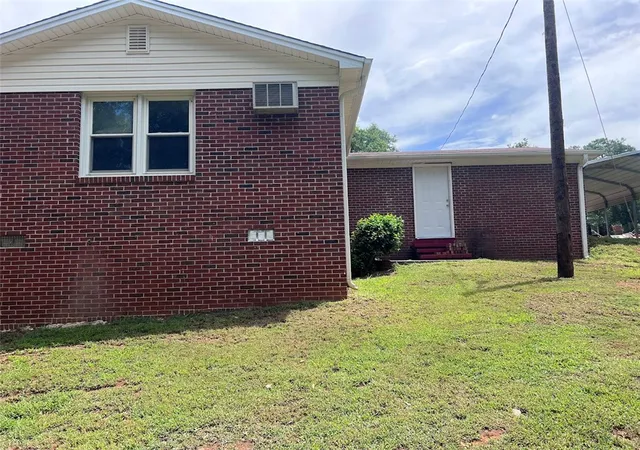 Photo 4 of Sale Pending at 213 Hillcrest Cir, Anderson, SC 29624 | MLS# 20303739 | Listing updated on 2026-08-31