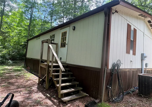 Photo 3 of Manufactured home for sale at 111 Marietta Dr, Westminster, SC 29693 | MLS# 20304228 | Listing updated on 2026-09-16