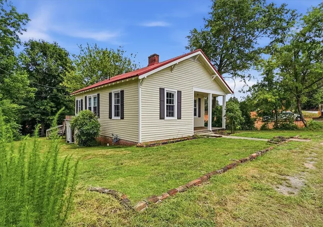 Photo 3 of Single family home for sale at 1207 Goddard Ave, Seneca, SC 29678 | MLS# 20304218 | Listing updated on 2026-09-08