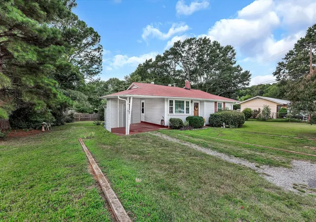 Photo 2 of Single family home for sale at 529 Stone Dr, Anderson, SC 29625 | MLS# 20304247 | Listing updated on 2026-09-05