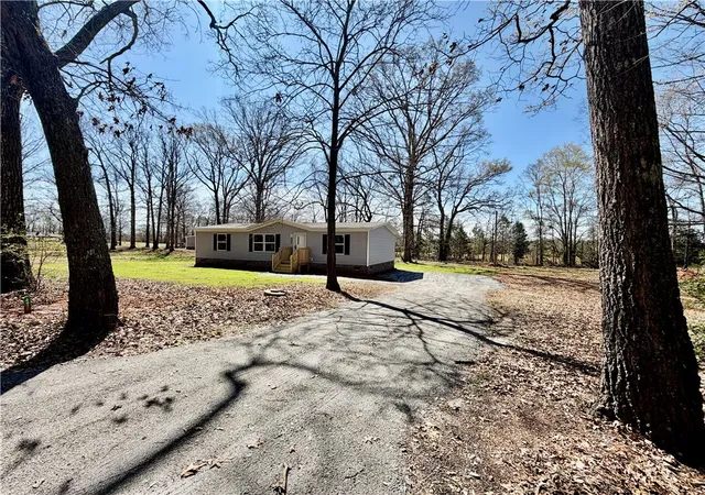 Photo 3 of Manufactured home for sale at 4924 Airline Rd, Iva, SC 29655 | MLS# 20304286 | Listing updated on 2026-09-08