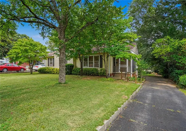 Photo 2 of Single family home for sale at 8 Bent Twig Dr, Greenville, SC 29605 | MLS# 20304310 | Listing updated on 2026-09-08