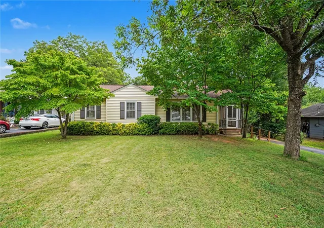 Photo 3 of Single family home for sale at 8 Bent Twig Dr, Greenville, SC 29605 | MLS# 20304310 | Listing updated on 2026-09-08