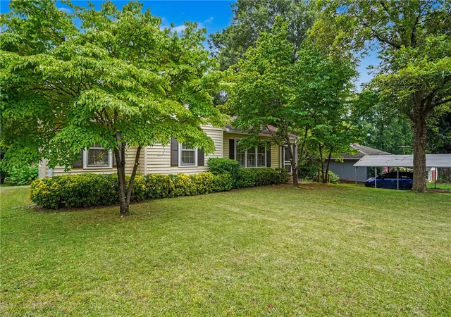 Photo 3 of Single family home for sale at 8 Bent Twig Dr, Greenville, SC 29605 | MLS# 20304310 | Listing updated on 2026-09-08