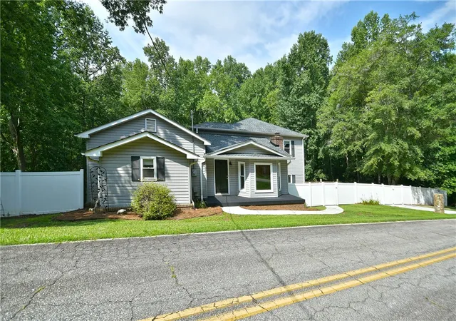 Photo 2 of Single family home for sale at 197 Deer Crk Rd, Easley, SC 29640 | MLS# 20304349 | Listing updated on 2026-08-31