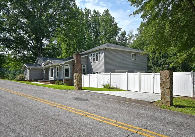 Photo 2 of Single family home for sale at 197 Deer Crk Rd, Easley, SC 29640 | MLS# 20304349 | Listing updated on 2026-08-31
