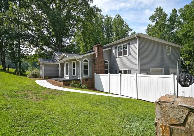 Photo 3 of Single family home for sale at 197 Deer Crk Rd, Easley, SC 29640 | MLS# 20304349 | Listing updated on 2026-08-31