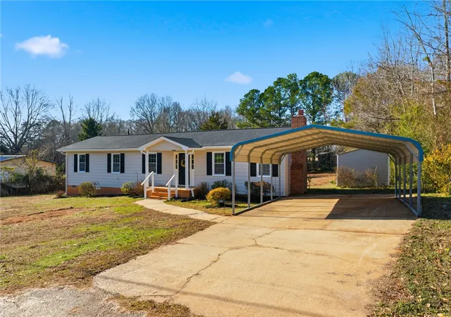Photo 2 of Single family home for sale at 250 Pine Dr, Piedmont, SC 29673 | MLS# 20304388 | Listing updated on 2026-07-30