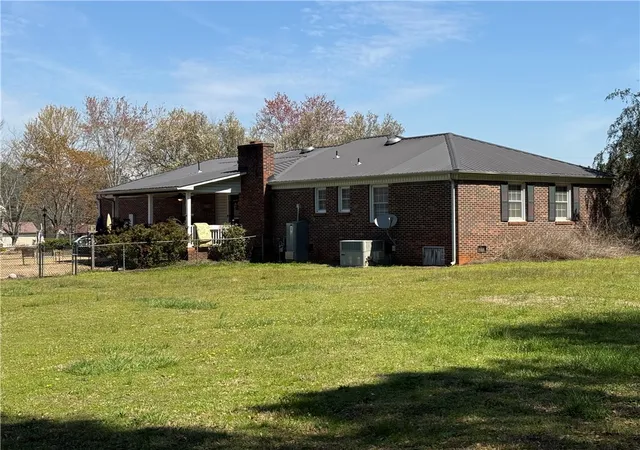 Photo 4 of Single family home for sale at 121 Nautical Way, Anderson, SC 29625 | MLS# 20304457 | Listing updated on 2026-08-06