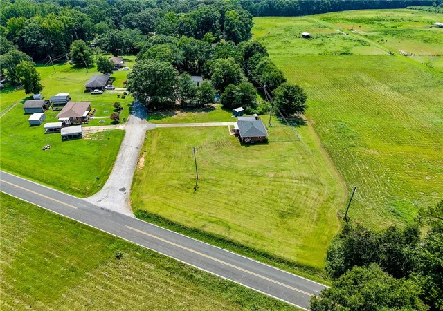 Photo 3 of Sale Pending at 104 Knowlandwood Cir, Anderson, SC 29624 | MLS# 20304464 | Listing updated on 2026-09-02