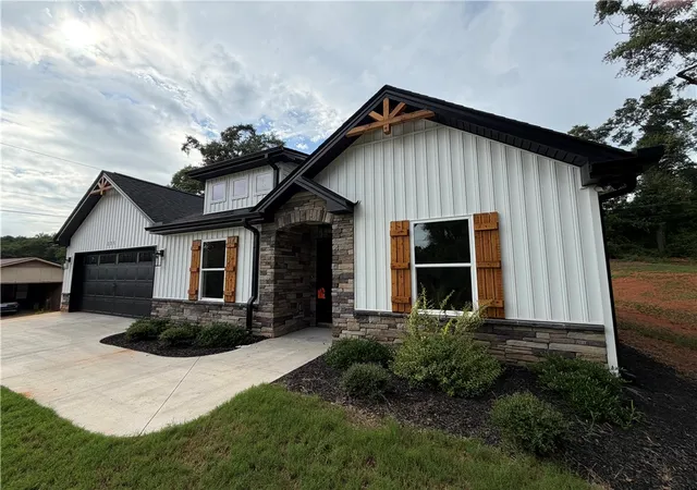 Photo 3 of Single family home for sale at 135 Westwood Cir, Anderson, SC 29626 | MLS# 20304413 | Listing updated on 2026-07-30