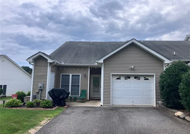 Photo 3 of Townhouse for sale at 158 Heritage Pl Rd, Pendleton, SC 29670 | MLS# 20304254 | Listing updated on 2026-10-01