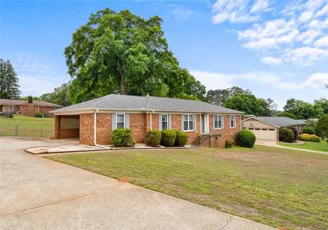 Photo 3 of Single family home for sale at 403 Blackberry Ln, Anderson, SC 29625 | MLS# 20304387 | Listing updated on 2026-07-31