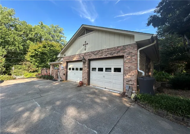 Photo 3 of Single family home for sale at 905 Meadow Ln, Anderson, SC 29621 | MLS# 20304478 | Listing updated on 2026-10-02