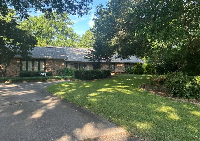 Photo 4 of Single family home for sale at 905 Meadow Ln, Anderson, SC 29621 | MLS# 20304478 | Listing updated on 2026-10-02