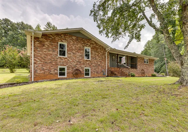 Photo 3 of Single family home for sale at 329 Wash Lesley Rd, Pickens, SC 29671 | MLS# 20304522 | Listing updated on 2026-08-31