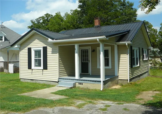 Photo 3 of Single family home for sale at 610 Heyward Ave, Honea Path, SC 29654 | MLS# 20304527 | Listing updated on 2026-09-18