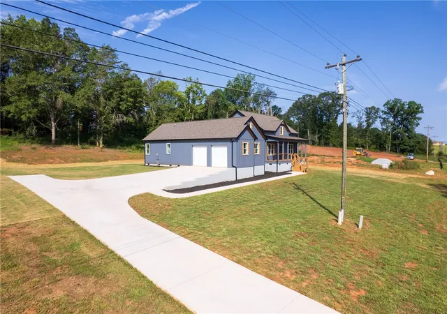 Photo 4 of Single family home for sale at 411 Stewart Gin Rd, Liberty, SC 29657 | MLS# 20304231 | Listing updated on 2026-10-02