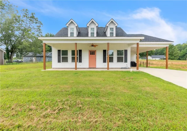 Photo 1 of Single family home for sale at 305 W Broad St, Iva, SC 29655 | MLS# 20304204 | Listing updated on 2026-08-03