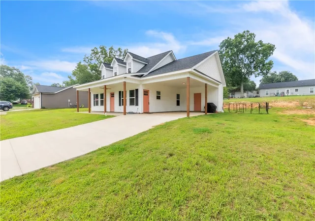 Photo 3 of Single family home for sale at 305 W Broad St, Iva, SC 29655 | MLS# 20304204 | Listing updated on 2026-08-03