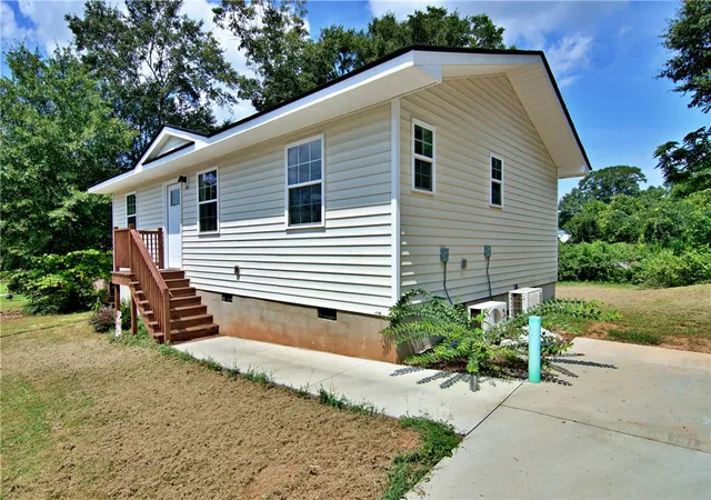 3rd image of 901 East S 1st St, Seneca, SC 29678 | MLS# 20304610