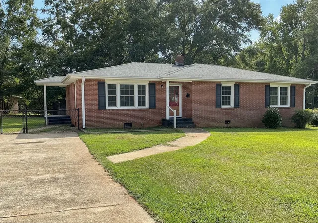 Photo 1 of Single family home for sale at 609 W Geer St, Honea Path, SC 29654 | MLS# 20305213 | Listing updated on 2026-10-06