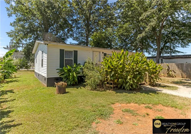 Photo 3 of Manufactured home for sale at 102 Chad Dr, Ninety Six, SC 29666 | MLS# 20305459 | Listing updated on 2026-10-01