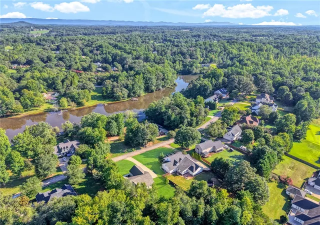 Photo 4 of Single family home for sale at 118 Upper Lake Dr, Easley, SC 29640 | MLS# 20305519 | Listing updated on 2026-09-17