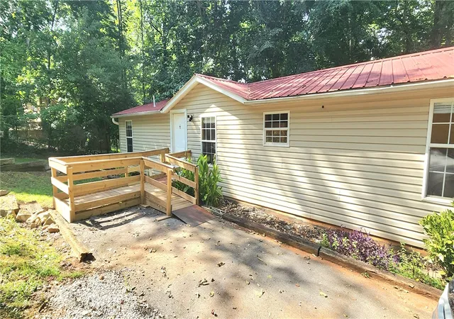 Photo 2 of Manufactured home for sale at 1541 Park Ridge Dr, Seneca, SC 29672 | MLS# 20305525 | Listing updated on 2026-09-13