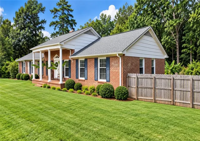 Photo 2 of Single family home for sale at 1259 Jefferson St, Mc Cormick, SC 29835 | MLS# 20305625 | Listing updated on 2026-10-19