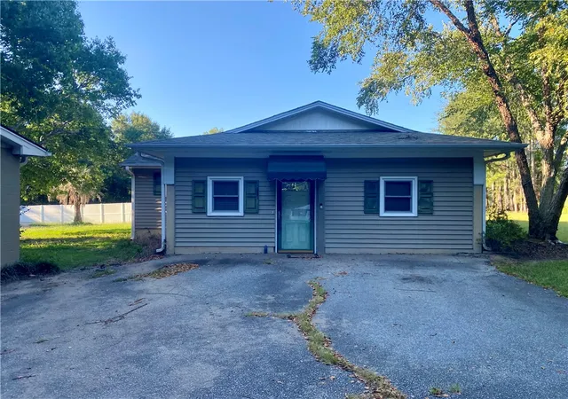 Photo 3 of Single family home for sale at 327 Five Forks Rd, Anderson, SC 29621 | MLS# 20305663 | Listing updated on 2026-09-11