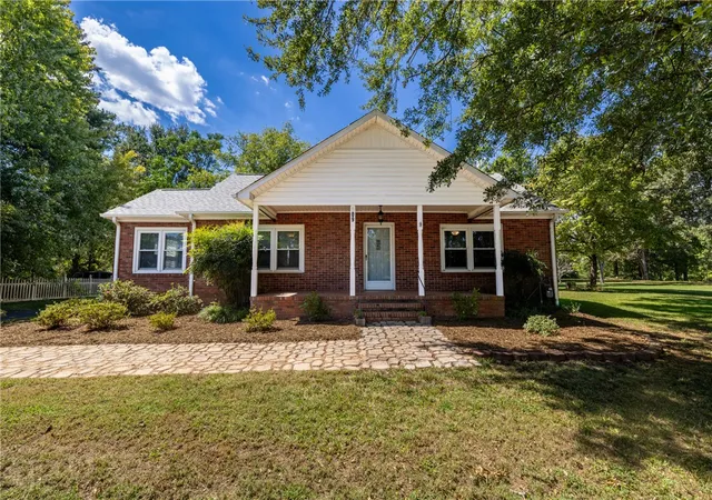 Photo 1 of Single family home for sale at 609 Issaqueena Trl, Central, SC 29630 | MLS# 20306225 | Listing updated on 2026-10-09
