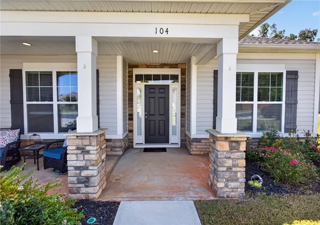 Photo 2 of Single family home for sale at 104 Spyglass Ln, Pendleton, SC 29670 | MLS# 20305974 | Listing updated on 2026-09-23