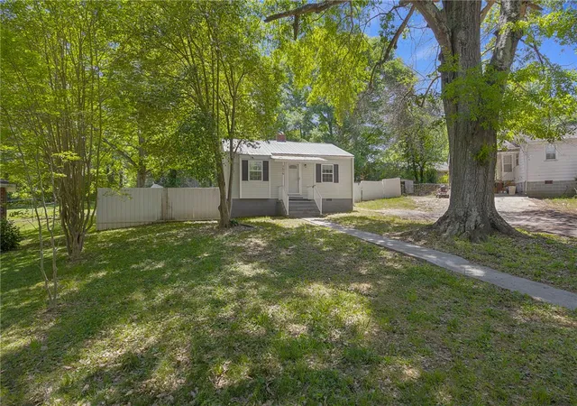 Photo 2 of Single family home for sale at 1616 Meadowbrook Cir, Anderson, SC 29624 | MLS# 20306300 | Listing updated on 2026-09-17