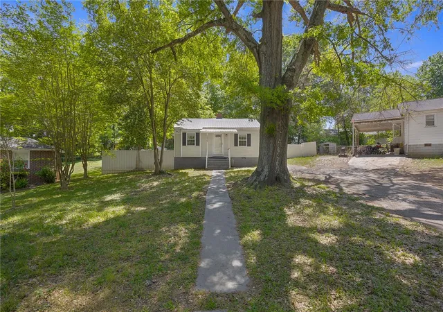 Photo 3 of Single family home for sale at 1616 Meadowbrook Cir, Anderson, SC 29624 | MLS# 20306300 | Listing updated on 2026-09-17