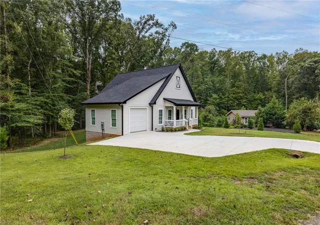 Photo 1 of Single family home for sale at 101 Plum Ct, Westminster, SC 29693 | MLS# 20306257 | Listing updated on 2026-10-28