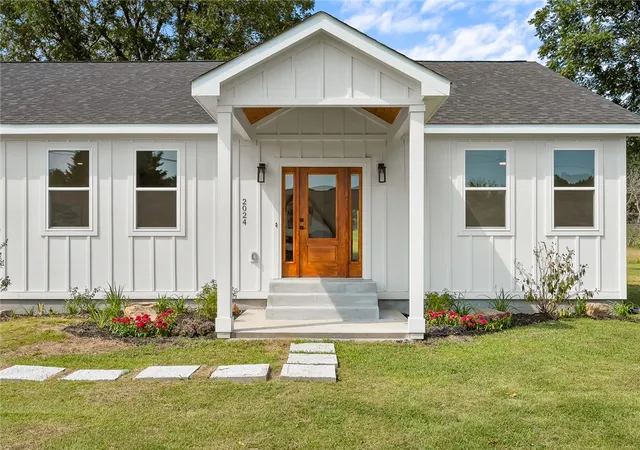 Photo 3 of Single family home for sale at 2024 Edwards Lake Rd, Greer, SC 29651 | MLS# 20306167 | Listing updated on 2026-10-17