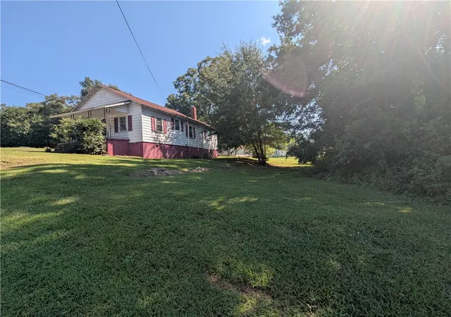 Photo 3 of Sale Pending at 604 East S 2nd St, Seneca, SC 29678 | MLS# 20306339 | Listing updated on 2026-10-16
