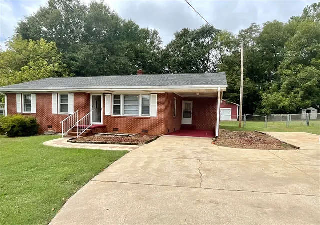 Photo 1 of Single family home for sale at 206 Gracie St, Seneca, SC 29678 | MLS# 20306460 | Listing updated on 2026-10-21