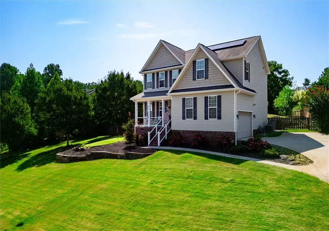 Photo 3 of Sale Pending at 606 Summitbluff Dr, Greenville, SC 29617 | MLS# 20306556 | Listing updated on 2026-10-04