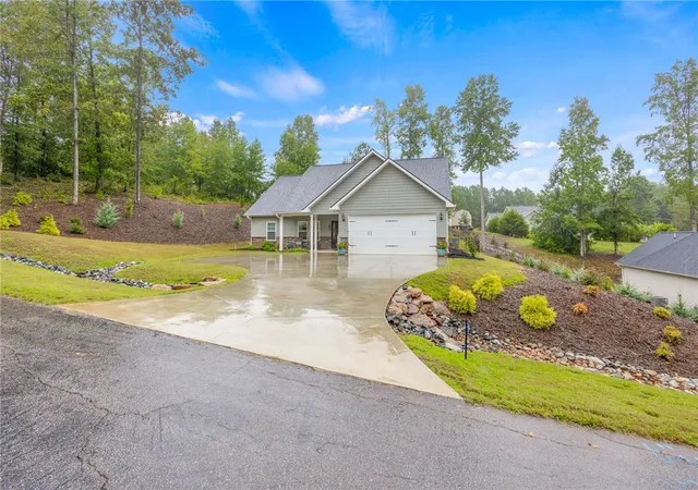 Photo 2 of Single family home for sale at 475 Twin View Dr, Westminster, SC 29693 | MLS# 20306593 | Listing updated on 2026-10-15