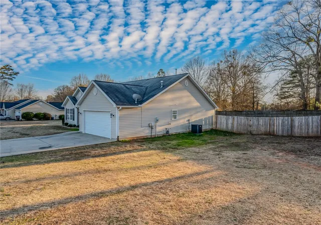 Photo 3 of Single family home for sale at 100 Stevens Ct, Williamston, SC 29697 | MLS# 20306599 | Listing updated on 2026-09-24
