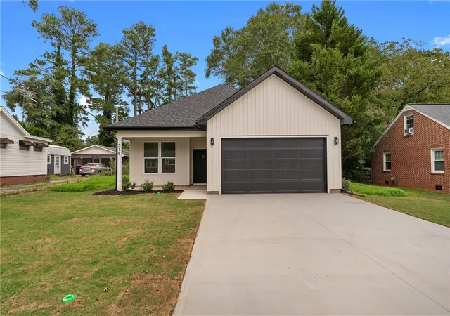 Photo 1 of Single family home for sale at 318 W Fredericks St, Anderson, SC 29625 | MLS# 20306544 | Listing updated on 2026-09-24