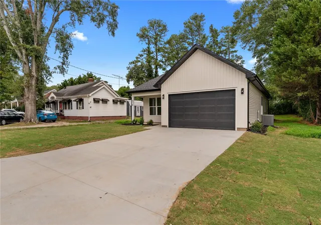Photo 2 of Single family home for sale at 318 W Fredericks St, Anderson, SC 29625 | MLS# 20306544 | Listing updated on 2026-09-24