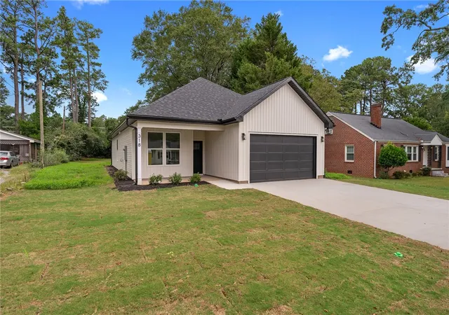 Photo 3 of Single family home for sale at 318 W Fredericks St, Anderson, SC 29625 | MLS# 20306544 | Listing updated on 2026-09-24