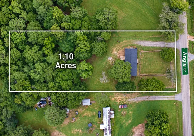 Photo 3 of Manufactured home for sale at 129 Angie Dr, Anderson, SC 29624 | MLS# 20306597 | Listing updated on 2026-10-13
