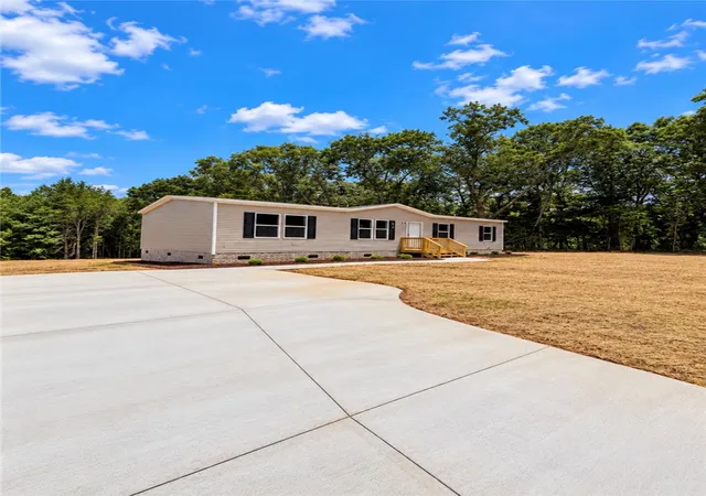 Photo 2 of Manufactured home for sale at 1411 Slaton Rd, Townville, SC 29689 | MLS# 20306627 | Listing updated on 2026-10-12