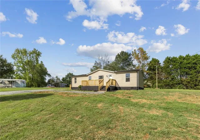 Photo 2 of Manufactured home for sale at 116 Lynchburg Cir, Liberty, SC 29657 | MLS# 20306628 | Listing updated on 2026-10-04