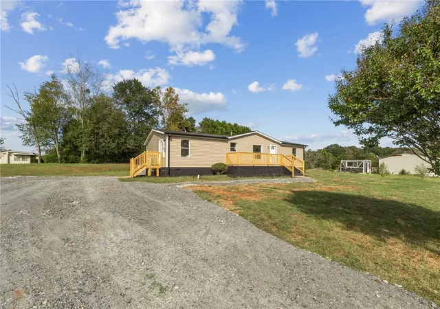 Photo 3 of Manufactured home for sale at 116 Lynchburg Cir, Liberty, SC 29657 | MLS# 20306628 | Listing updated on 2026-10-04